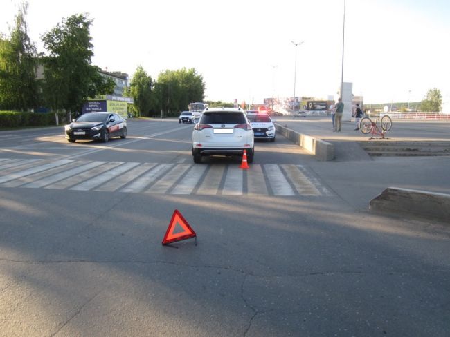 В Ухте 10-тилетний велосипедист выехал на дорогу под колеса Toyota RAV4